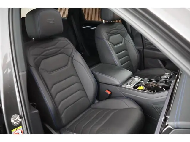 Volkswagen Touareg R 3.0 TSI 462pk eHybrid 4MOTION Trekhaak 360Camera Luchtvering Head-Up Leder Pano...