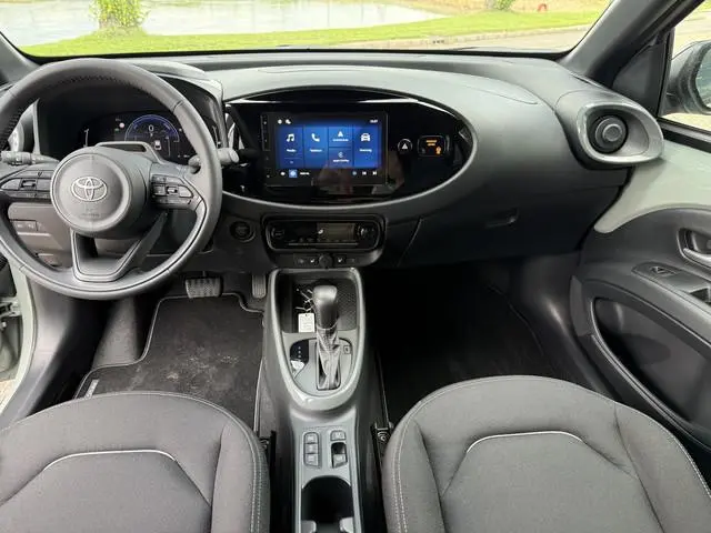 Toyota Aygo X Hybrid 115 pulse Automaat ** Stoelverwarming ** Camera ** Carplay **