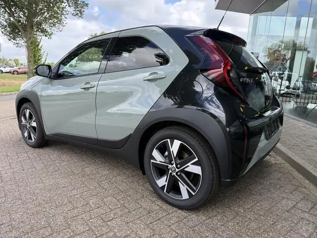 Toyota Aygo X Hybrid 115 pulse Automaat ** Stoelverwarming ** Camera ** Carplay **