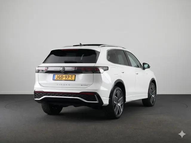 Volkswagen Tiguan 1.5 eHybrid R-Line Edition 272PK | Panorama dak | Sfeerverlichting | Leder | Massa...