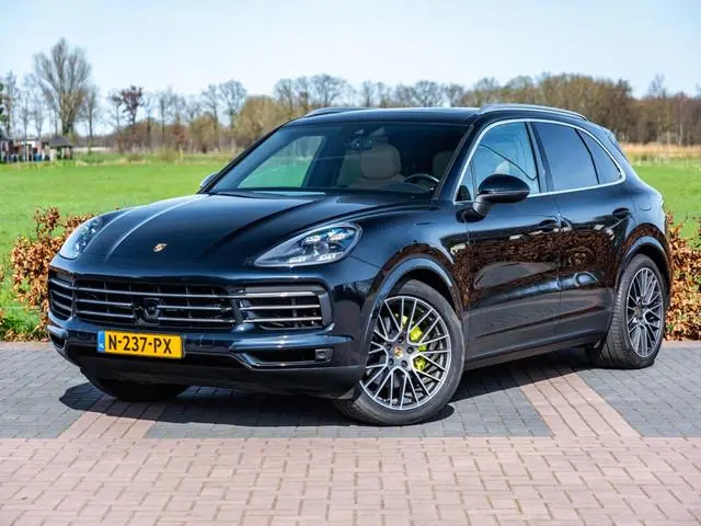 Porsche Cayenne 3.0 E-Hybrid Aut. | Panodak | SportChrono | Softclose | 20” LM | CarPlay | Luchtveri...