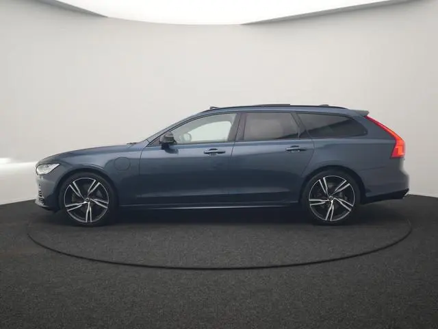 Volvo V90 T8 AWD R-Design PHEV 394pk Dealer O.H. | Trekhaak Af Fabriek | Four C Luchtvering | Panoda...