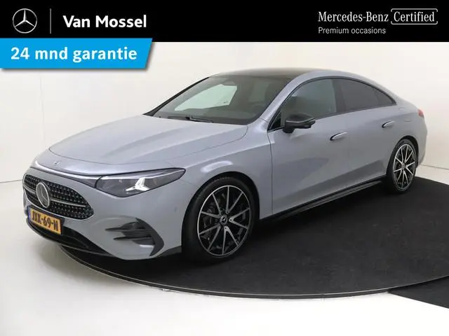 Mercedes-Benz CLA-klasse 180 Business Solution AMG / Night-Pakket / Trekhaak / Memory-Stoelen / Acht...