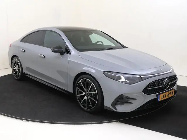Mercedes-Benz CLA-klasse 180 Business Solution AMG / Night-Pakket / Trekhaak / Memory-Stoelen / Acht...