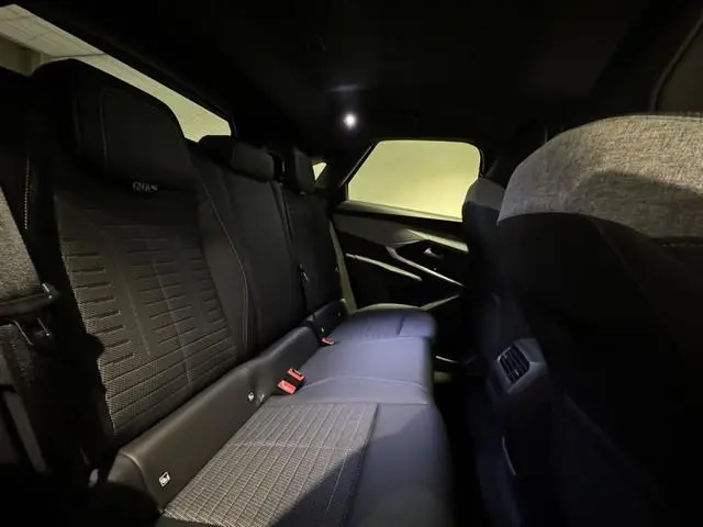 Peugeot e-3008