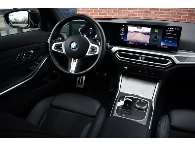 BMW 3-serie Touring 330e M-Sport Pano ACC Trekhaak H/K HUD 19inch Stuurverw