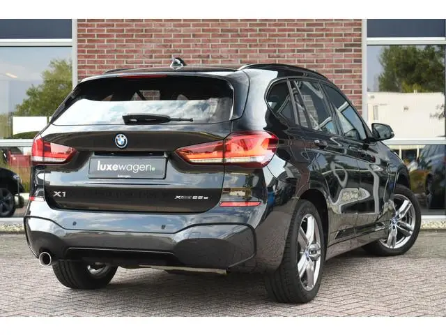 BMW X1 xDrive25e 220pk M-Sport Leder Stuurverw LED El-klep DAB BTW-auto!