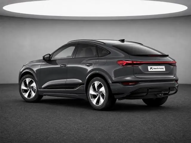 Audi Q6 Sportback e-tron S edition 83 kWh 252 PK · Glazen panoramadak · Trekhaak elek. wegklapbaar ·...