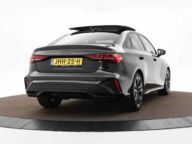 Audi A3 Limousine S edition 35 TFSI 150 PK · Panoramadak · Matrix Led · Comfortpakket Pro · Sonos Au...