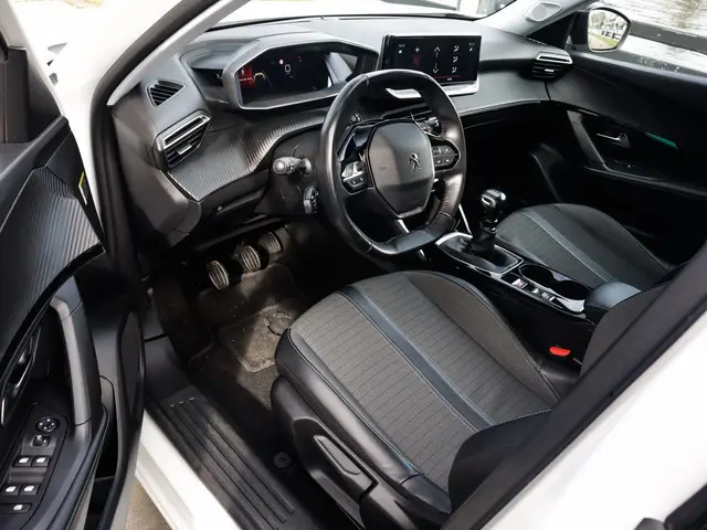 Peugeot 2008 1.2 PureTech Allure Pack 1e-Eig. & Dealer-Onderh. BOVAG-Garantie. NL-Auto.