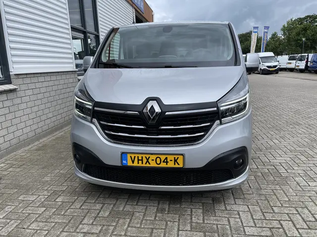 Renault Trafic 2.0 dCi 120pk T29 L2H1 Work Edition / rijklaar € 18.950 ex btw / lease vanaf € 366 / zilver metallic / airco / cruise / navi / achteruit rijcamera / bijrijdersbank