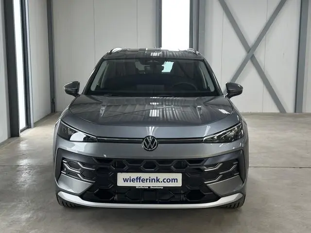 Volkswagen T-Roc 1.5 eTsi 150 pk Life First Edition | Comfort | Camera | Trekhaak |