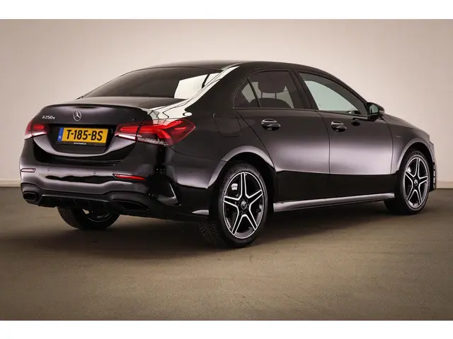 Mercedes-Benz A-klasse 250 e Premium Plus | SFEERVERLICHTING | DAB | APPLE | 18" | AMG |