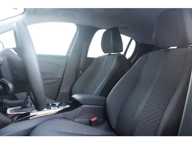 Peugeot 208 1.2 100PK ALLURE | PARKEERSENSOREN VOOR + ACHTER | DRAADLOZE APPLE CARPLAY/ANDROID AUTO...