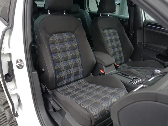 Volkswagen Golf 1.4 TSI GTE Highline Aut- Xenon Led, CarPlay, Navi, Park Assist, Blindspot, Clima, C...