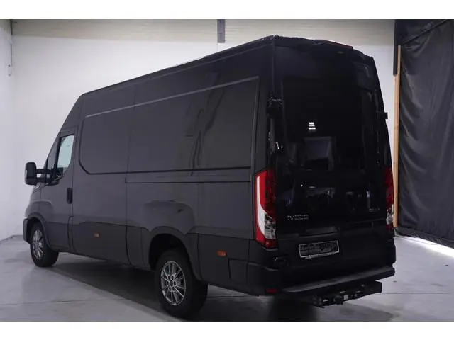 Iveco Daily 35S21 210 pk L2H2 Aut. Ook als 180 pk op voorraad Vol opties, Trekhaak 3.500 kg, 3-zits