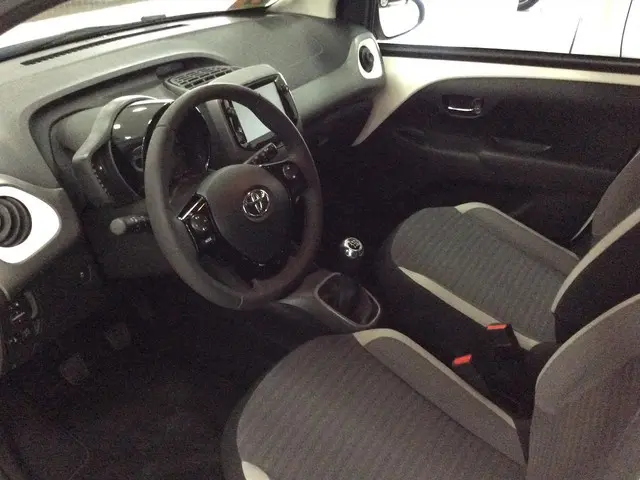TOYOTA Aygo 1.0 VVT-i 72pk 5D x-joy * Apple Carplay * Direct leverbaar!