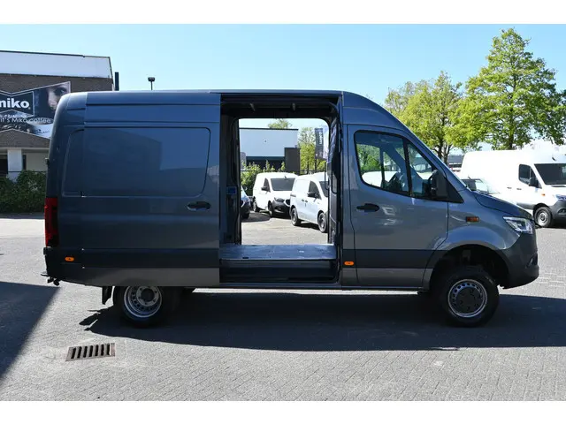 Mercedes-Benz Sprinter 519 CDI 4x4 L2H2 2 Schuifdeuren, LED, 360 graden Camera, Geveerde stoel