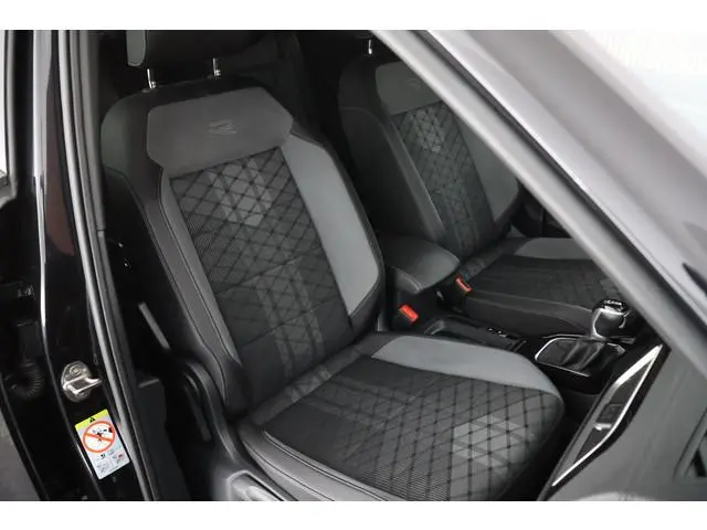Volkswagen T-Roc 1.5 TSI 150pk DSG R-Line Business+ Trekhaak Camera Keyless LED Stoelverwarming Virt...