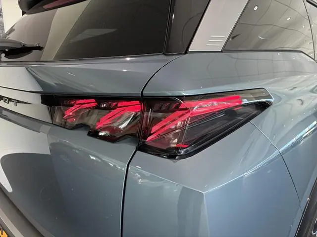 Peugeot e-5008