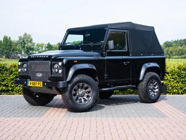 Land Rover Defender 2.2 D Soft Top 90" E | Luchtvering | Recaro | Luxe cabriodak | Volleder | Etc..