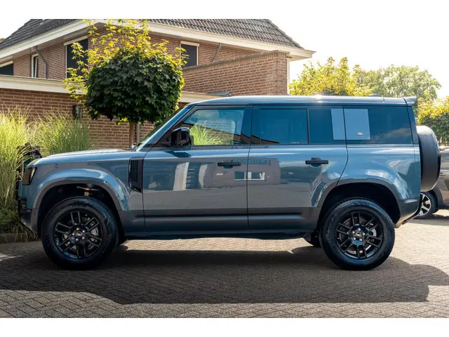 Land Rover Defender 110 3.0 P400 110 X-Dynamic S 5 Persoons Luchtvering Trekhaak LED Camera Urban 19...
