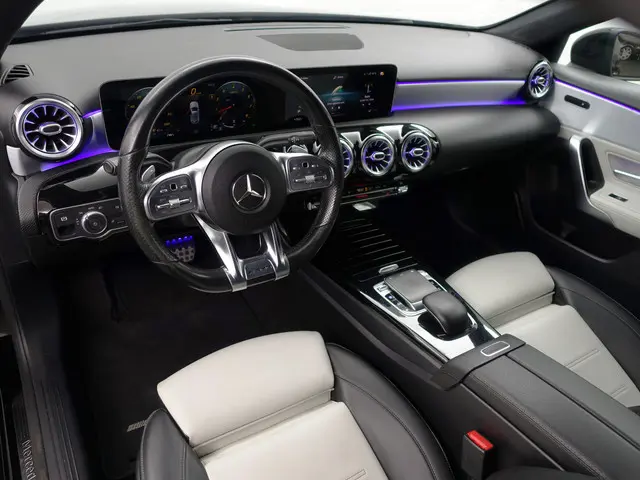 Mercedes-Benz A-klasse 250 AMG Premium Plus Aut- Panoramadak, Sfeerverlichting, Two Tone Sport Leder...