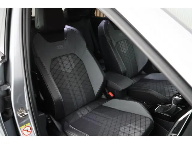 Volkswagen T-Roc 1.5 TSI 150pk DSG R-Line Edition Camera Stoelverwarming Keyless Adaptive Cruise Vir...