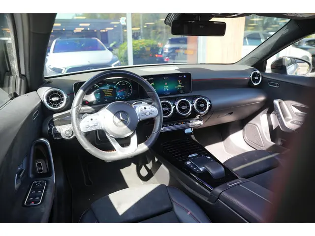 Mercedes-Benz A-klasse 200 Business Solution AMG Wide screen Pano Dak