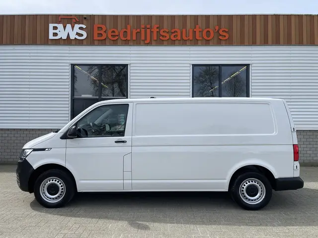 Volkswagen Transporter T6.1 / 2.0 TDI 110pk L2H1 28 Comfortline / vaste prijs rijklaar € 17.950 ex btw / lease vanaf € 302 / airco / achteruit rijcamera / dichte achterdeuren / pdc voor en achter !
