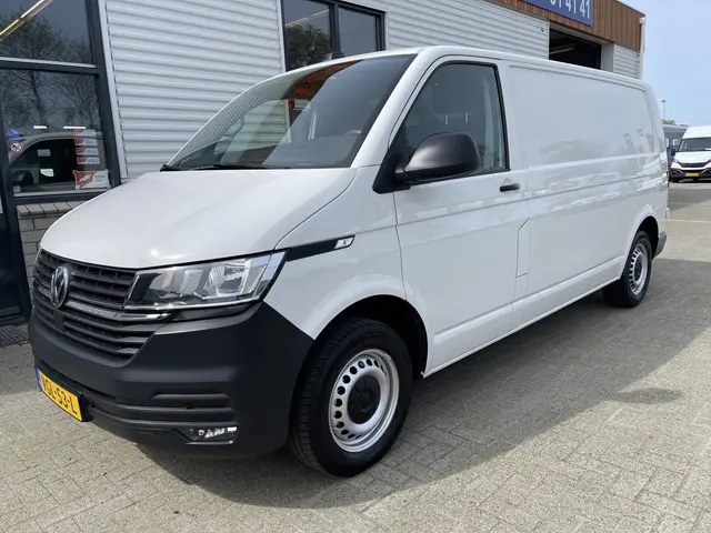 Volkswagen Transporter T6.1 / 2.0 TDI 110pk L2H1 28 Comfortline / vaste prijs rijklaar € 17.950 ex btw / lease vanaf € 302 / airco / achteruit rijcamera / dichte achterdeuren / pdc voor en achter !
