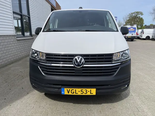 Volkswagen Transporter T6.1 / 2.0 TDI 110pk L2H1 28 Comfortline / vaste prijs rijklaar € 17.950 ex btw / lease vanaf € 302 / airco / achteruit rijcamera / dichte achterdeuren / pdc voor en achter !