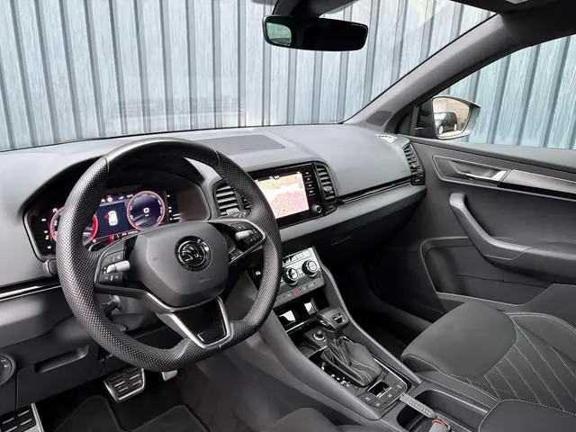 ŠKODA Karoq 1.5 TSI ACT Sportline Business | Elk. A- Klep | Camera | 19'' | Adapt. Cr. | Keyless | S...