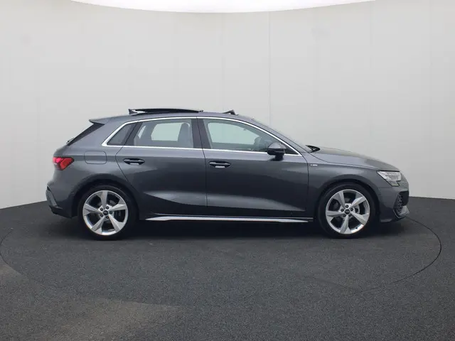 Audi A3 Sportback 35 TFSI/150PK S Line · Panoramadak · Camera · SONOS · Stoelverwarming · Apple/Andr...