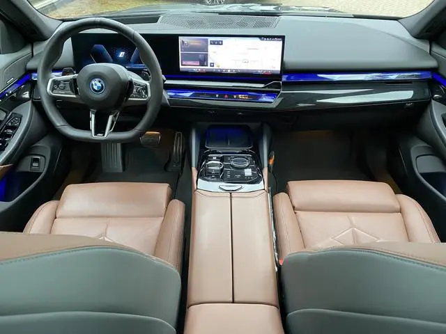 BMW 5-serie Touring 550e xDrive Memory / stuurverwarming / stoel verkoeling+ verwarming / Nwe prijs...