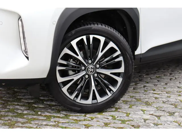 Toyota Yaris Cross 1.5 Hybrid Executive, 360 Camera! BSM, Navi, Stoelverwarming, Stuurverwarming.