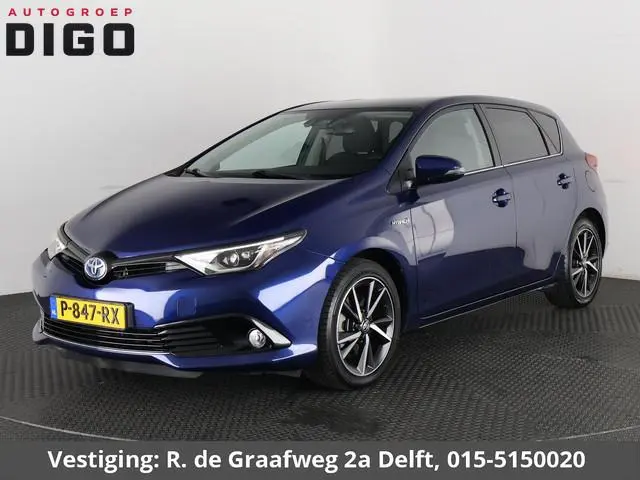 Toyota Auris 1.8 Hybrid Executive | Navigatie | Sportstoelen | Camera | Lichtmetalen velgen |