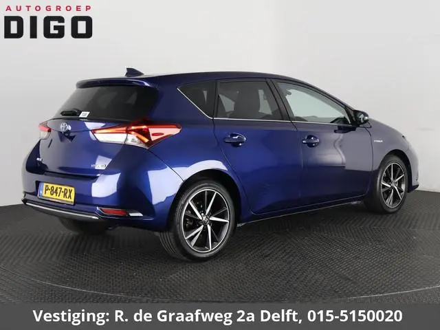 Toyota Auris 1.8 Hybrid Executive | Navigatie | Sportstoelen | Camera | Lichtmetalen velgen |
