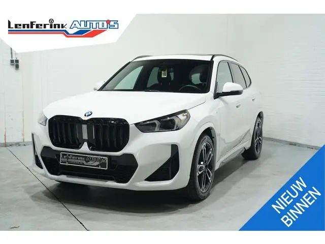 BMW X1 sDrive20i M Sport Panodak Led koplampen Camera Shadowline Stuur- en stoelverwarming 19 Inch V...