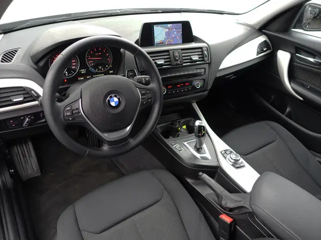 BMW 1-serie 116i High Executive Aut- Xenon Led, Park Assist, Dynamic Select, Navi, Clima, Cruise