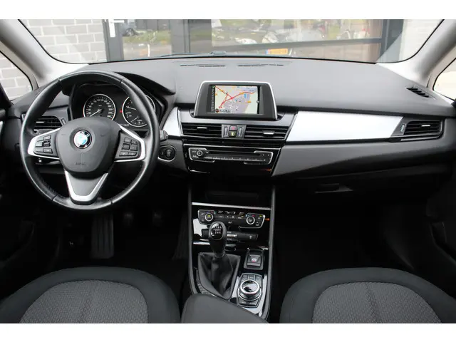 BMW 2-serie Active Tourer 216i Centennial High Executive / Navigatie / Led / Trekhaak / N.A.P.
