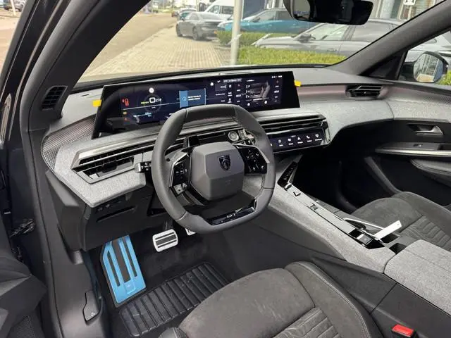 Peugeot e-5008
