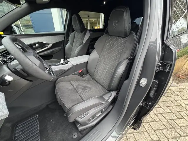 Peugeot e-5008