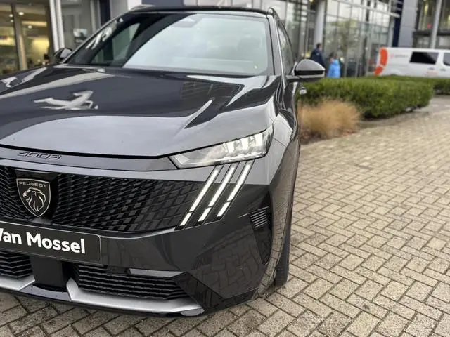 Peugeot e-5008