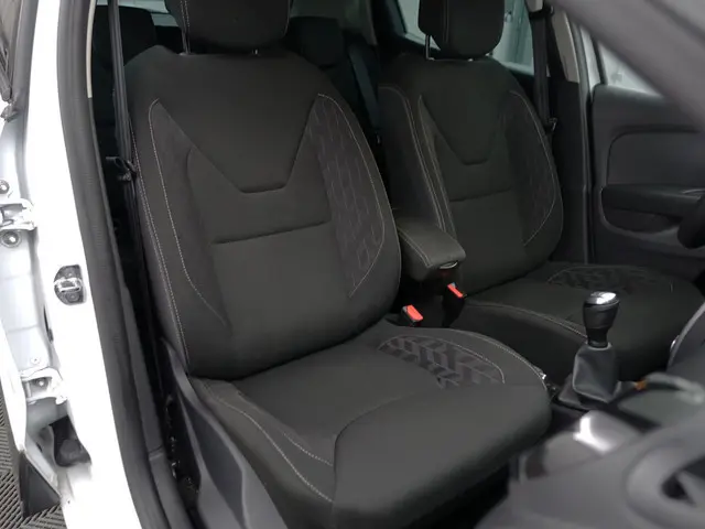 Renault Clio 0.9 TCe Limited- Navigatie, Privacy Glass, Park Assist, Cruise, Led, Comfort Interieur