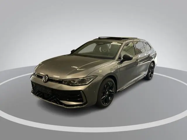 Volkswagen Passat Variant 1.5 272pk DSG eHybrid R-Line Edition · Panoramadak · 360 Camera · Wegklapb...