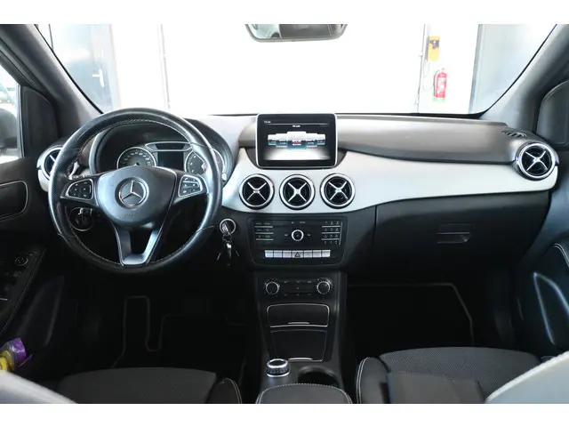 Mercedes-Benz B-klasse 180 Ambition Automaat Cruise Airco Navigatie Trekhaak Panoramdak 1e Eigenaar...
