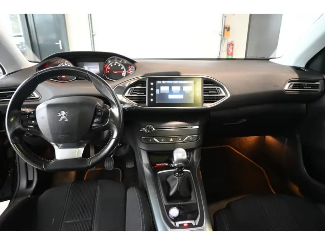 Peugeot 308 1.6 Première Navigatie Trekhaak Clima Cruise Control 100% Onderhouden! Inruil Mogelijk!