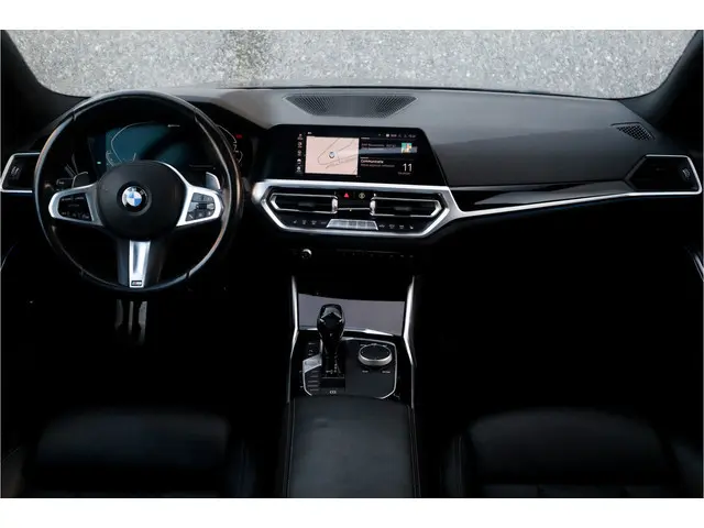 BMW 3 serie 330e High Ex M-Sport Frozen / Glazen dak / Adaptief onderstel / Electrische stoelen /