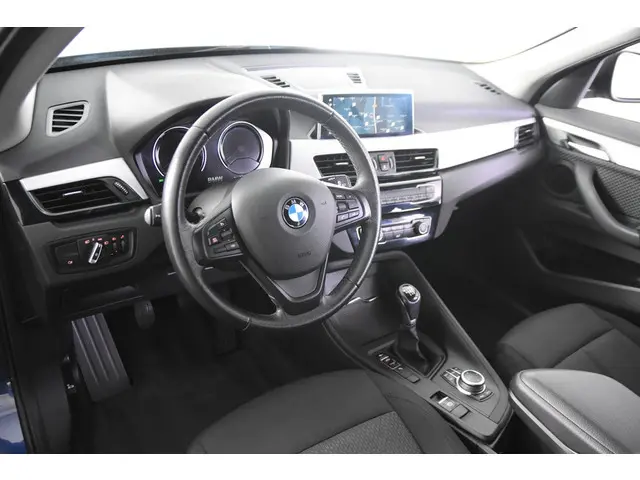 BMW X1 sDrive18i *1ste eigenaar*Navigatie*Standkachel*PDC*
